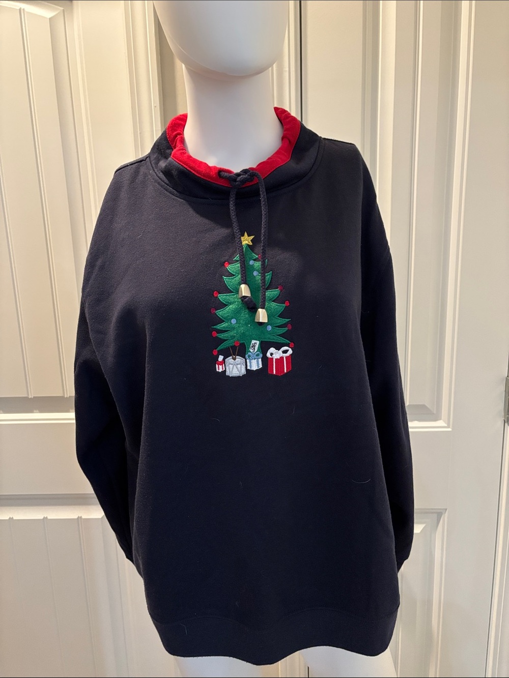 Jennifer Moore Navy Sweatshirt with Green Christmas Tree and Red Trim Size Large